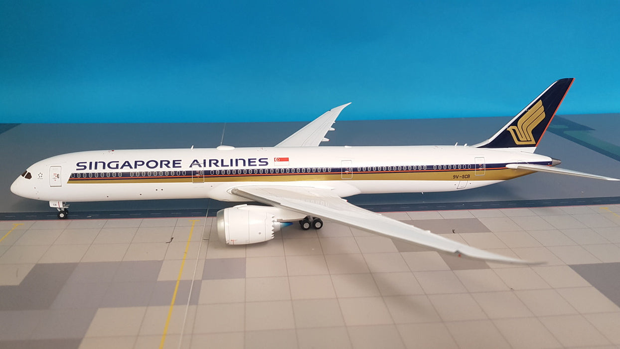 XX2205 | JC Wings 1:200 | Boeing 787-10 Singapore Airlines 9V-SCB (with stand)