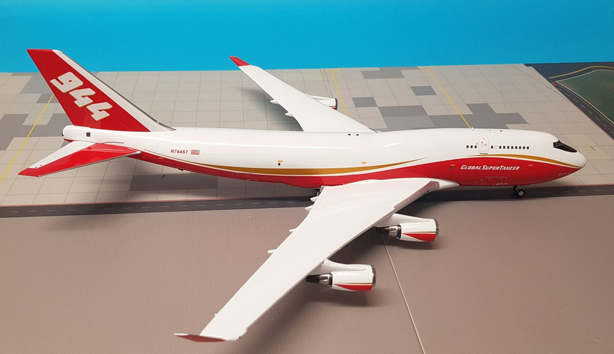 IF744GSS01 | InFlight200 1:200 | Boeing 747-400 Global Supertanker N744ST 944 (with stand)