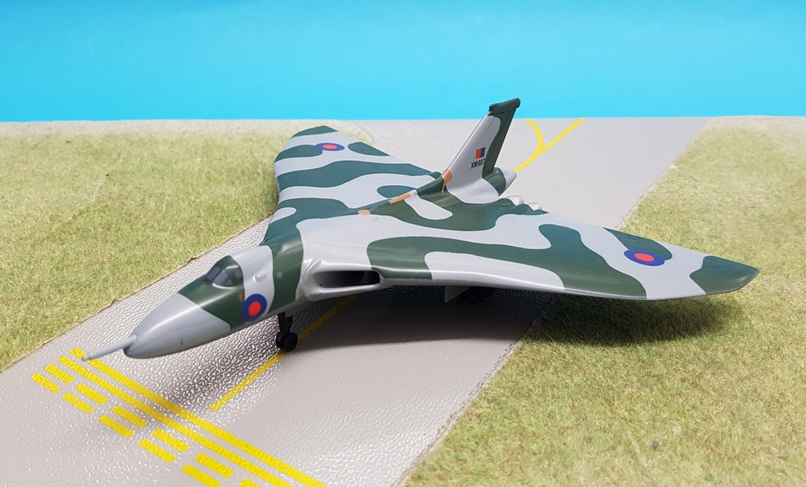 SC337 | Sky Classics 1:200 | Avro Vulcan RAF XM607 44 Squadron Operation Black Buck 'Camouflage'