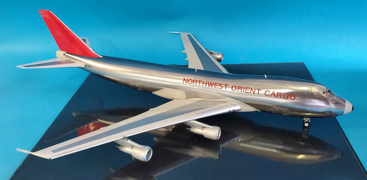 B-742-NOC-01 | Blue Box 1:200 | Boeing 747-200 Northwest Orient cargo N619US (with stand)