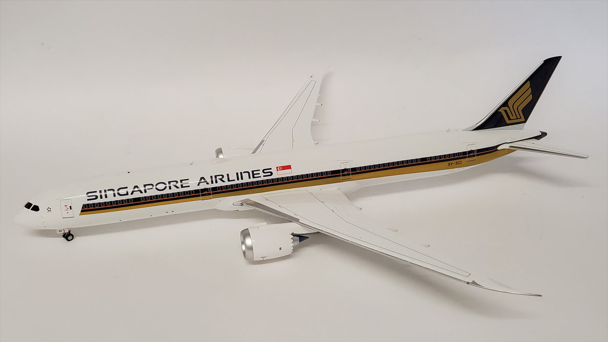 WB-787-10-001 | Blue Box 1:200 | Boeing 787-10 Singapore Airlines 9V-SCI (with stand)