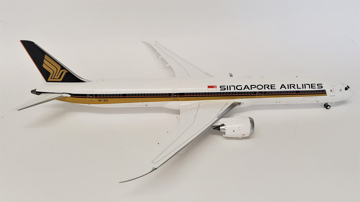 WB-787-10-001 | Blue Box 1:200 | Boeing 787-10 Singapore Airlines 9V-SCI (with stand)