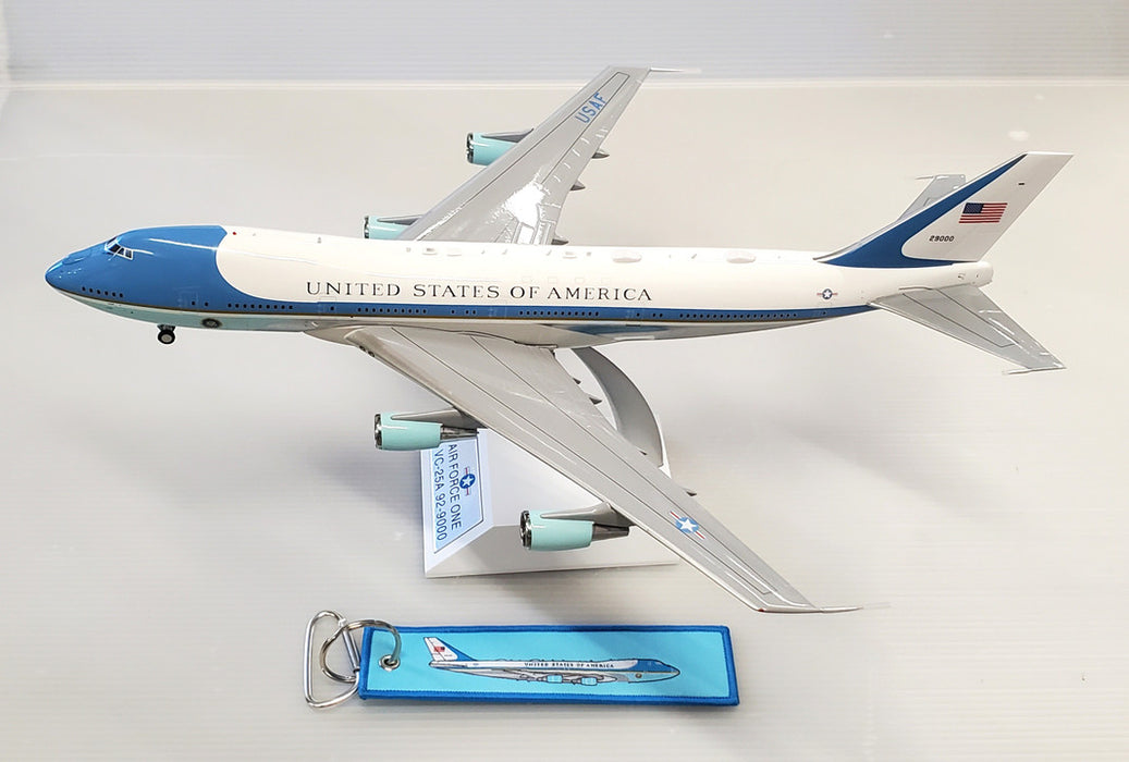 VC25A0322P | InFlight200 1:200 | Boeing 747-200 VC-25A USAF Air Force One 29000 polished with stand and a keyring