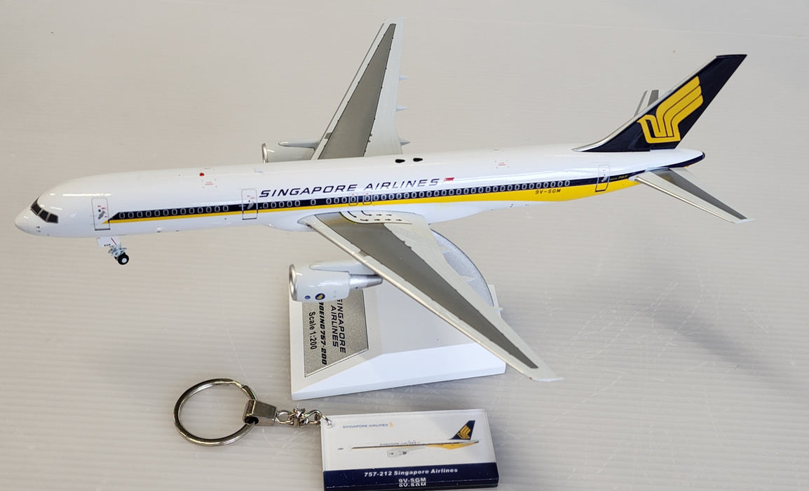 WB-757-2-001 | Blue Box 1:200 | Boeing 757-200 Singapore Airlines 9V-SGM