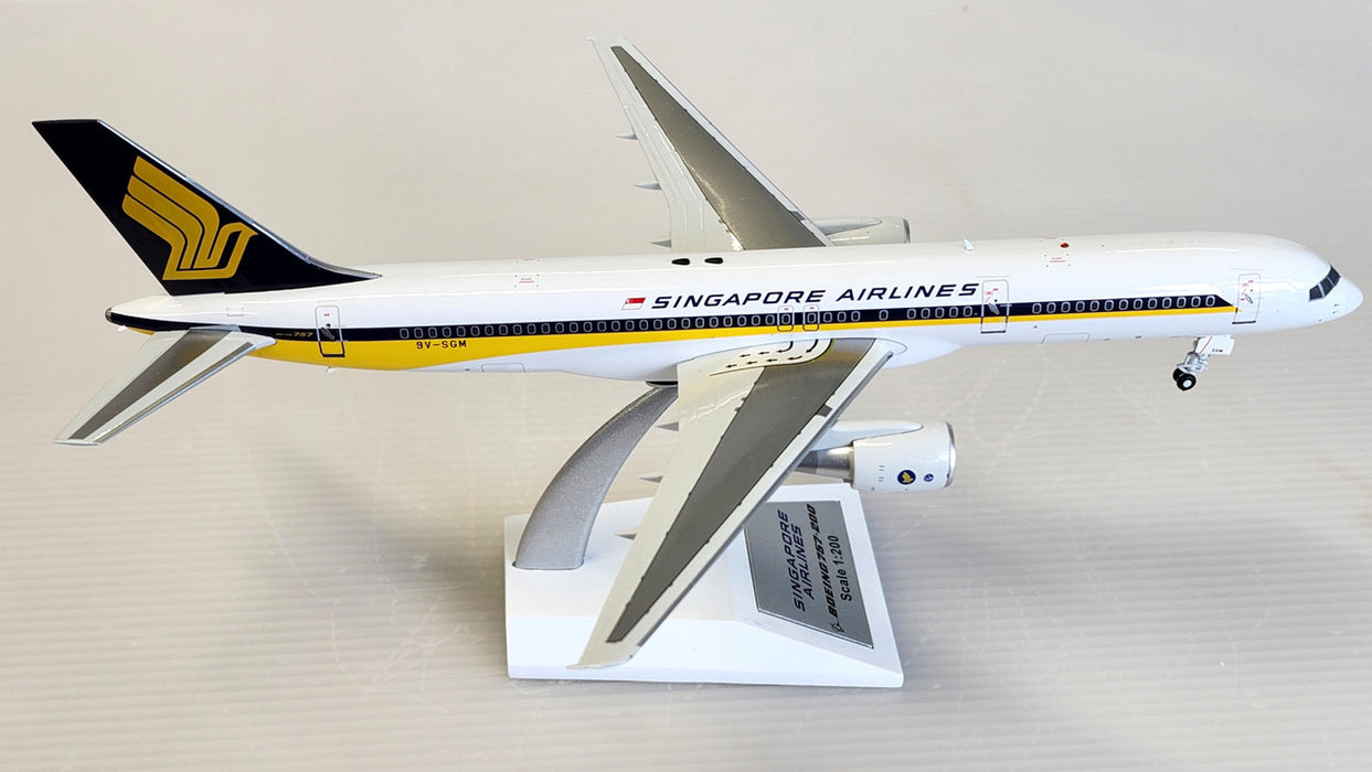 WB-757-2-001 | Blue Box 1:200 | Boeing 757-200 Singapore Airlines 9V-SGM