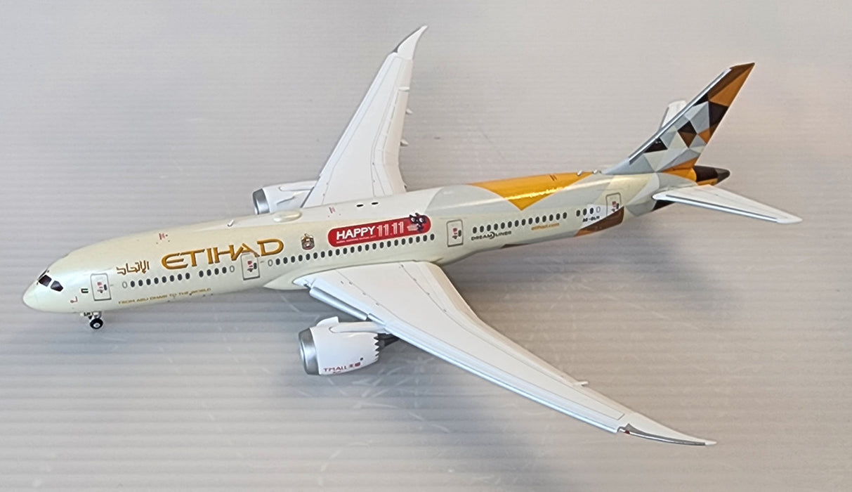 XX4219A | JC Wings 1:400 | Boeing 787-9 Etihad A6-BLM, 'TMALL' (flaps down)