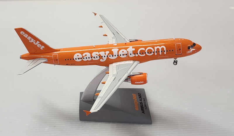 320EZUI | Blue Box 1:200 | Airbus A320 easyJet G-EZUI, 'Reverse Scheme' (with stand)