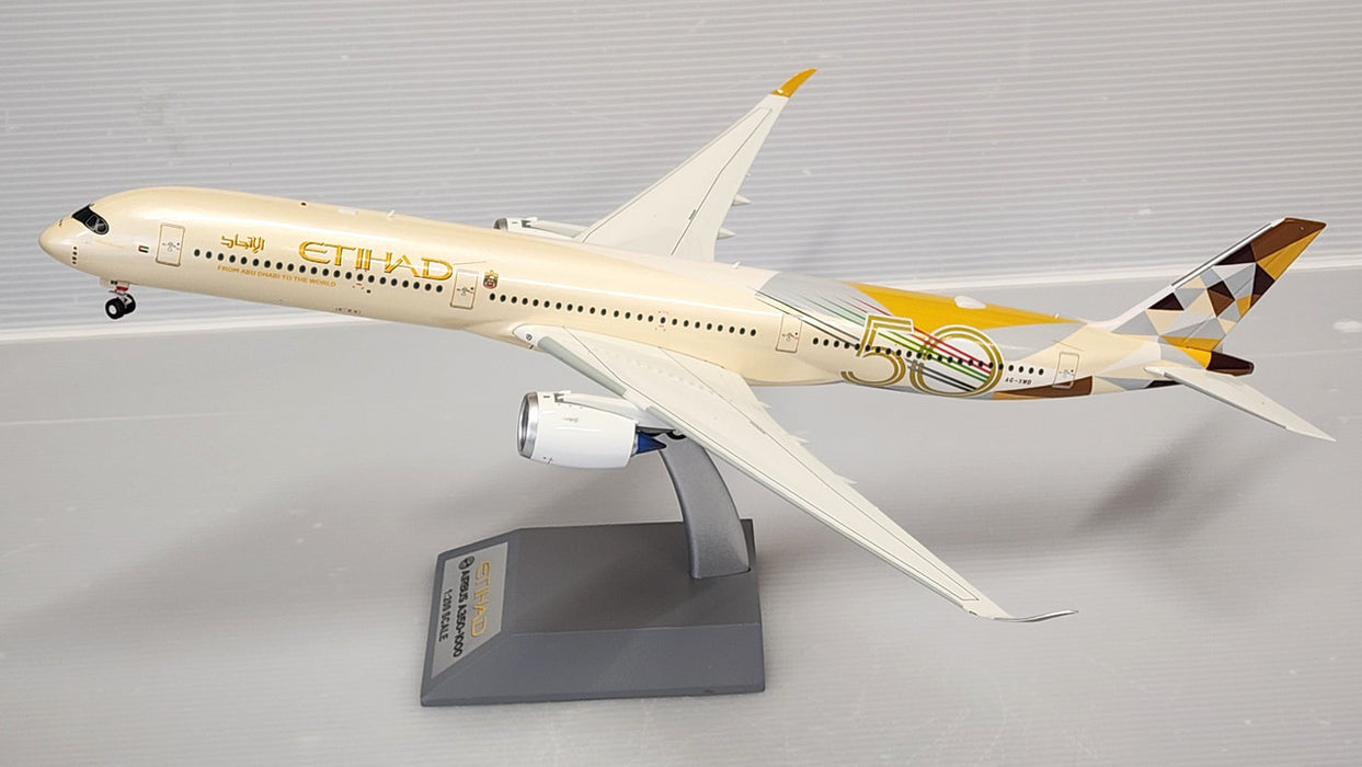 IF35XEY0423 | InFlight200 1:200 | Airbus A350-1000 Etihad A6-XWB (with stand)