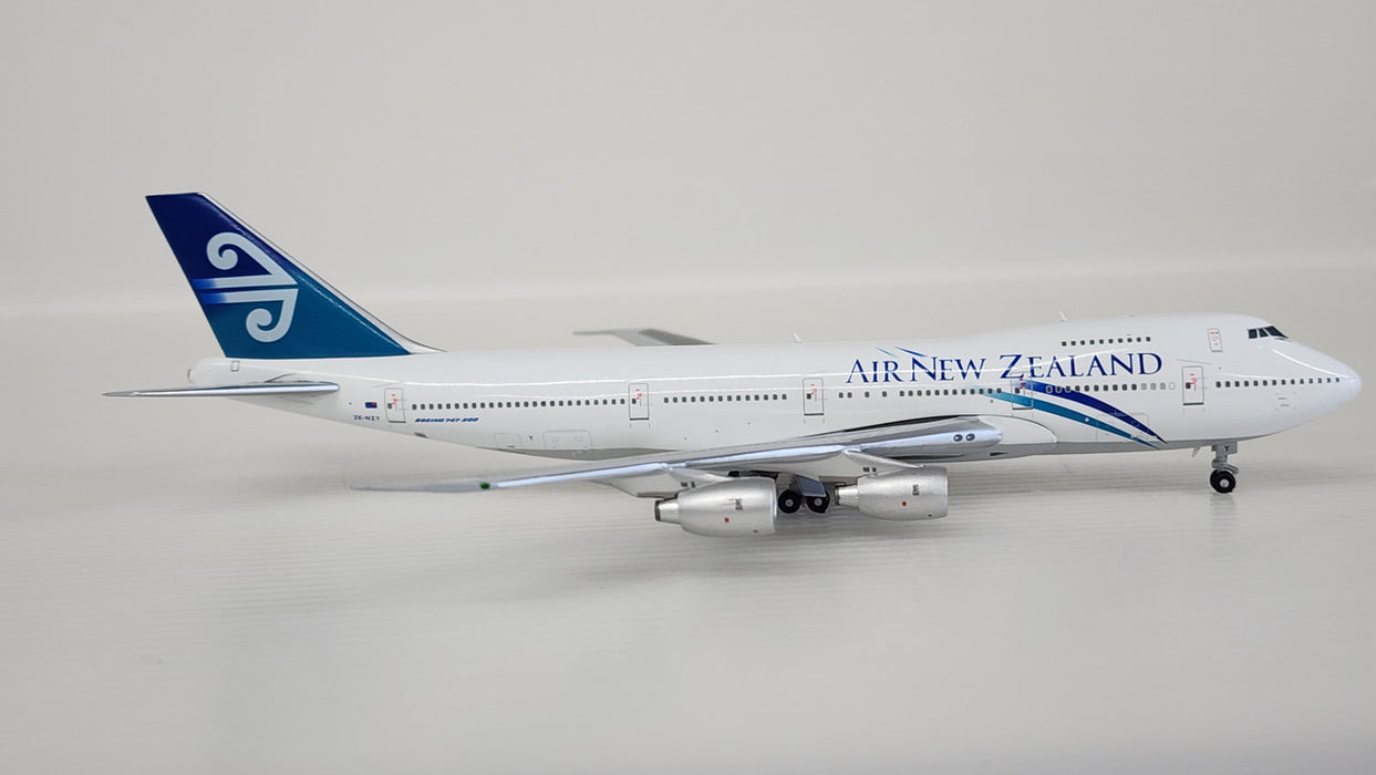 BB4742001 | Big Bird 1:400 | Boeing 747-200B AIR NEW ZEALAND ZK-NZY with Antenna