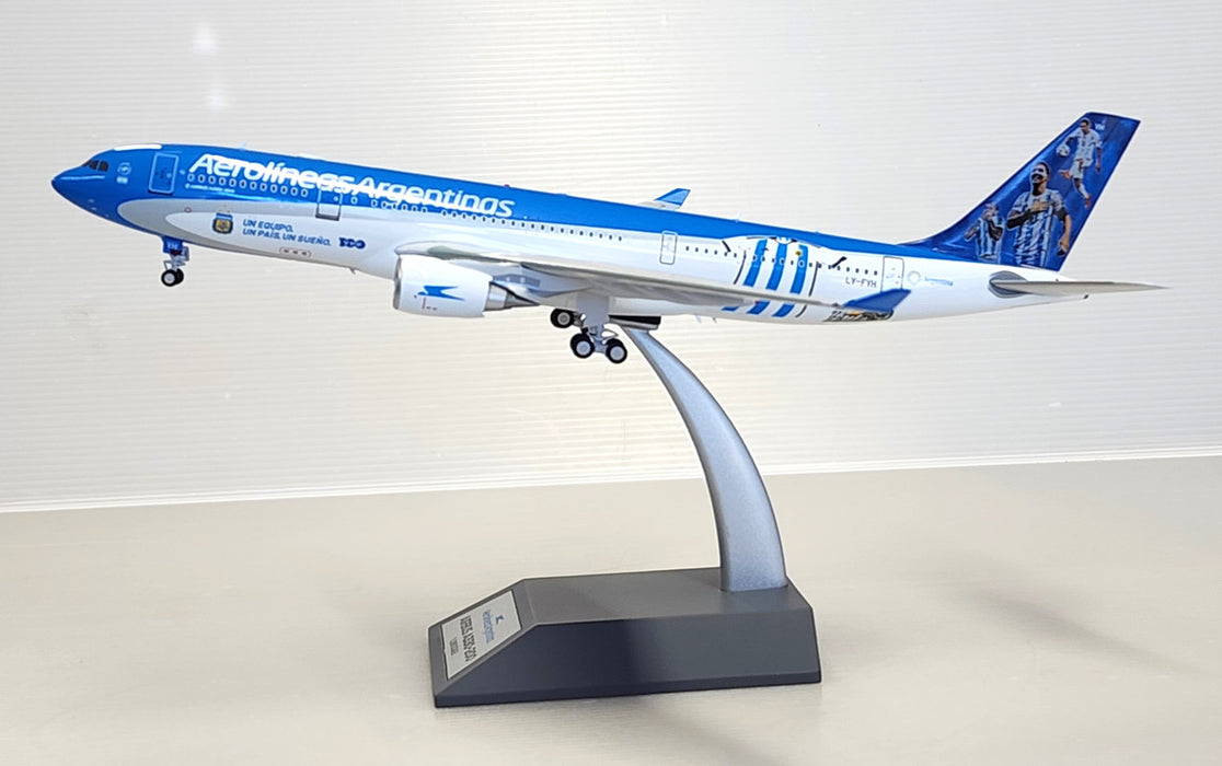 B-332-AR-WC | Blue Box 1:200 | Airbus A330-200 Aerolineas Argentinas LV-FVH, 'World Cup Winners' (with stand)