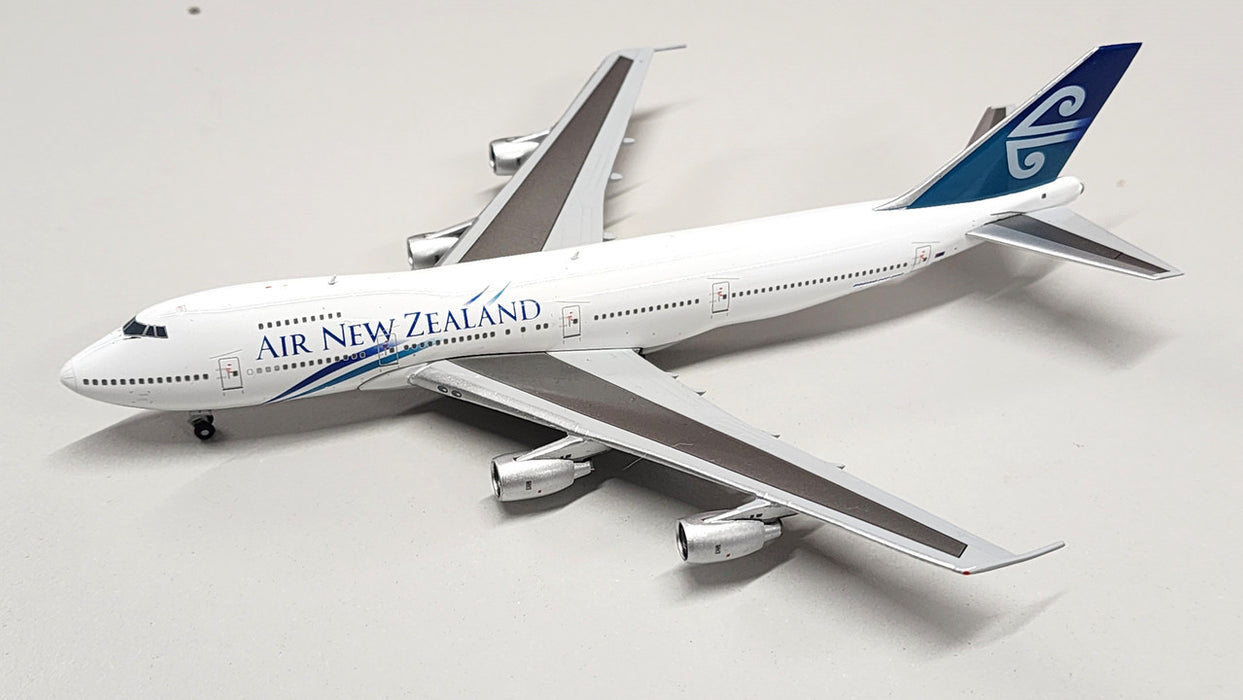 BB4742001 | Big Bird 1:400 | Boeing 747-200B AIR NEW ZEALAND ZK-NZY with Antenna