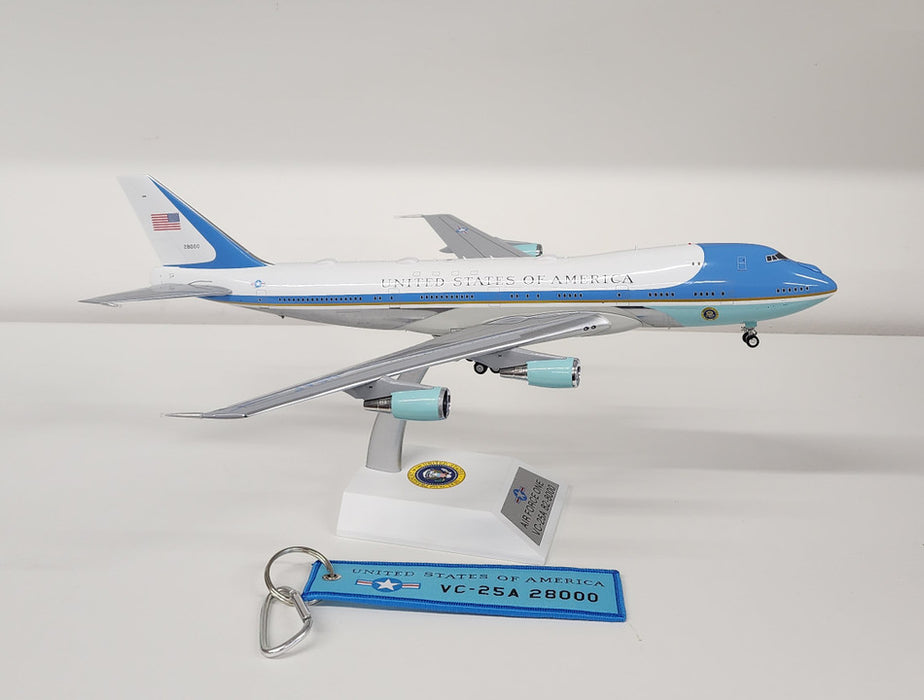 IFVC25A0222P | InFlight200 1:200 | Boeing 747-200 VC-25A USAF Air Force One 28000 polished with stand and a keyring