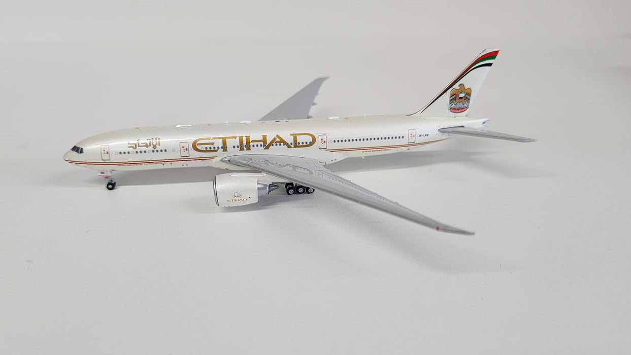 XX40106 | JC Wings 1:400 | Etihad Airways Boeing 777-200LR Reg: A6-LRB With Antenna + Limited Edition Aviationtag