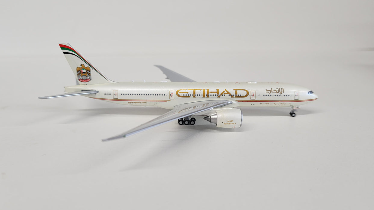 XX40106 | JC Wings 1:400 | Etihad Airways Boeing 777-200LR Reg: A6-LRB With Antenna + Limited Edition Aviationtag