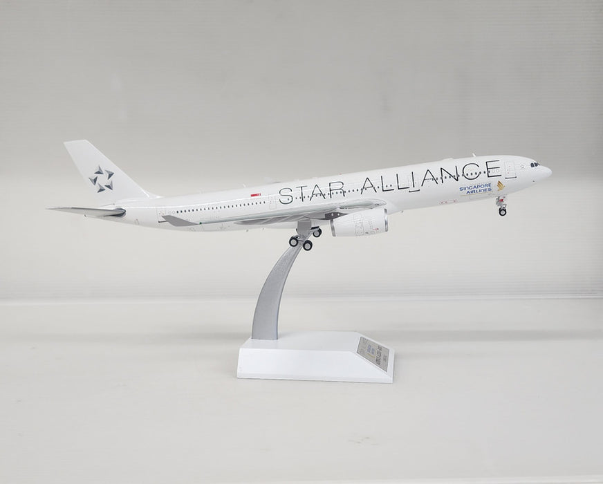 WB-A330-3-012 | WB Models 1:200 | Airbus A330-300 Singapore Star Alliance 9V-STU (with stand)