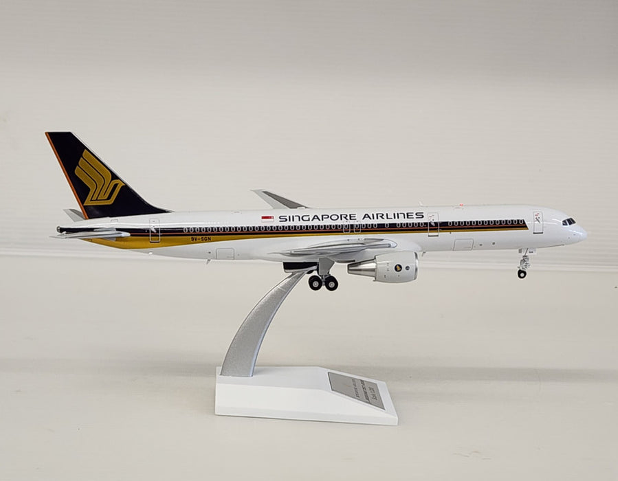 WB-757-2-002 | WB Models 1:200 | Boeing 757-200 Singapore Airlines 9V-SGN (with stand)