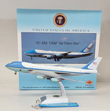 IFVC25A0222P | InFlight200 1:200 | Boeing 747-200 VC-25A USAF Air Force One 28000 polished with stand and a keyring