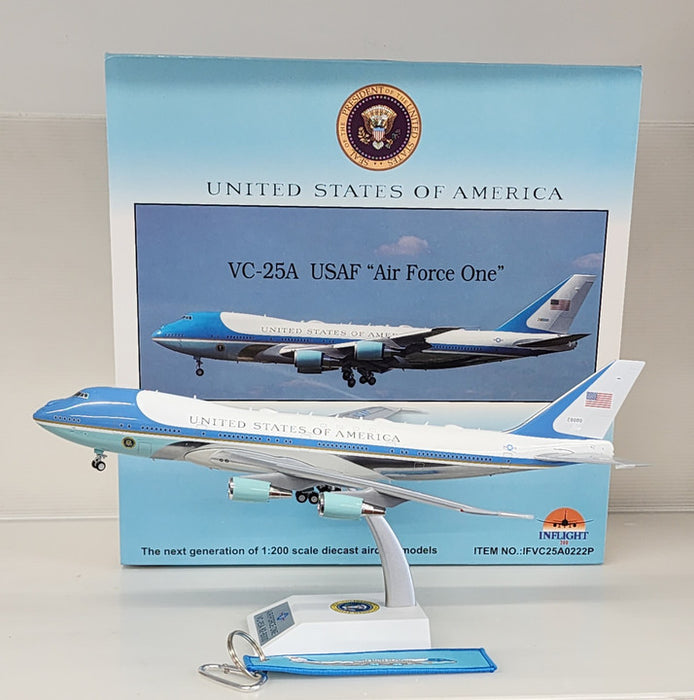 IFVC25A0222P | InFlight200 1:200 | Boeing 747-200 VC-25A USAF Air Force One 28000 polished with stand and a keyring