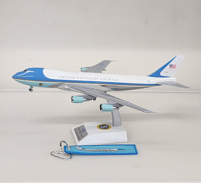 IFVC25A0222P | InFlight200 1:200 | Boeing 747-200 VC-25A USAF Air Force One 28000 polished with stand and a keyring