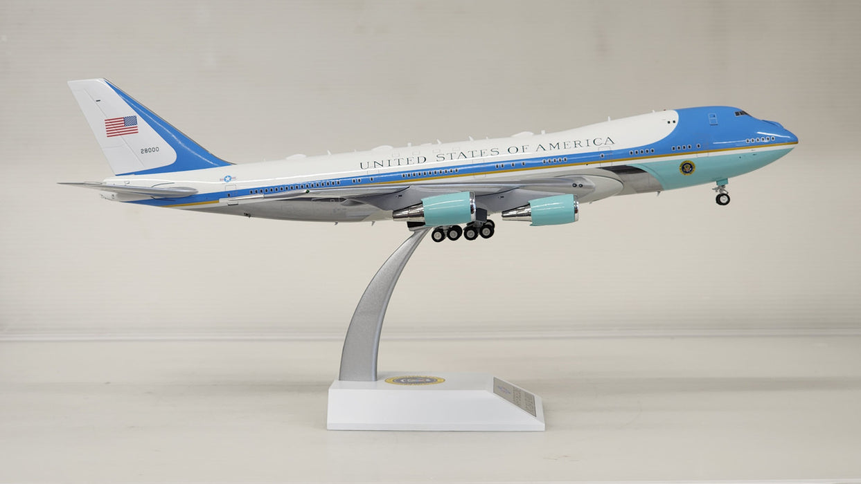 IFVC25A0222P | InFlight200 1:200 | Boeing 747-200 VC-25A USAF Air Force One 28000 polished with stand and a keyring