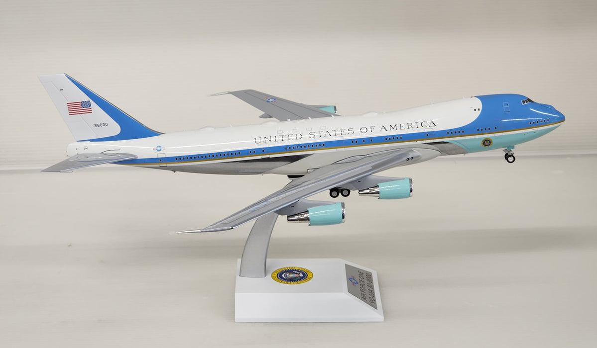 IFVC25A0222P | InFlight200 1:200 | Boeing 747-200 VC-25A USAF Air Force One 28000 polished with stand and a keyring