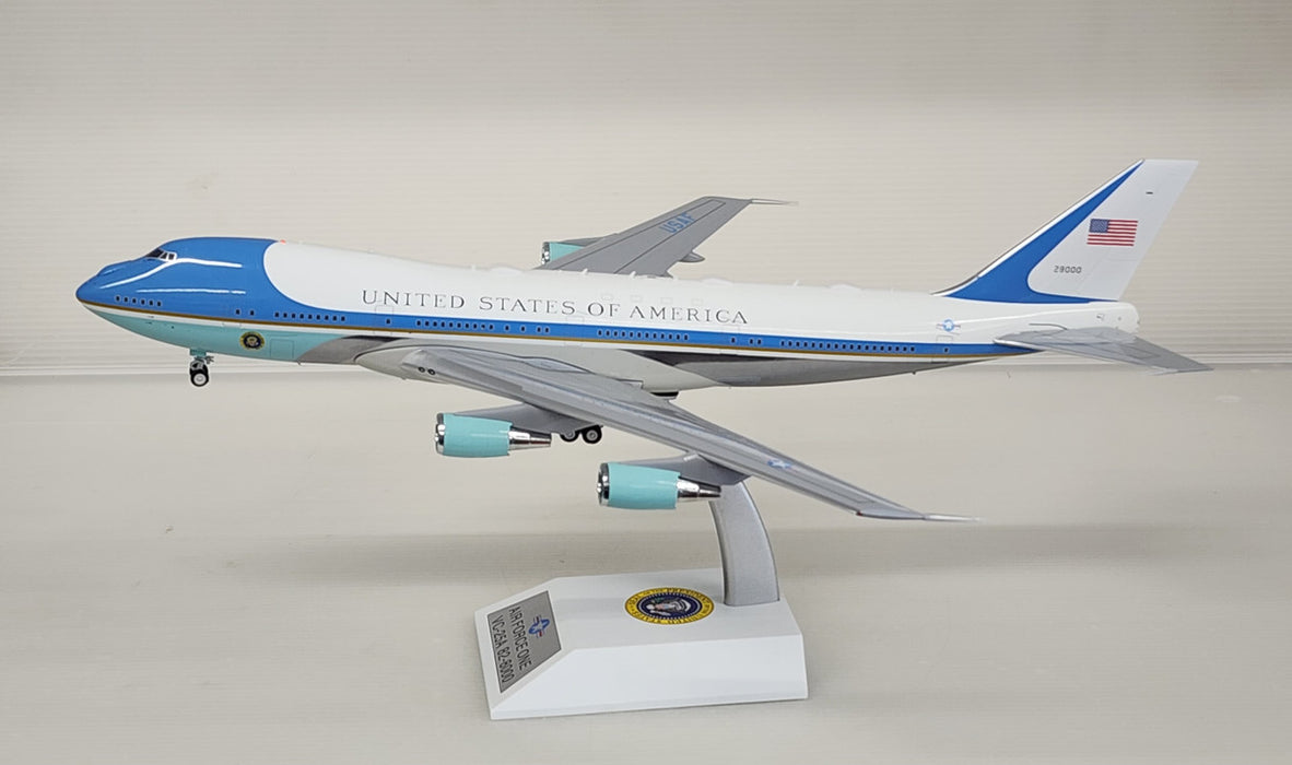 IFVC25A0222P | InFlight200 1:200 | Boeing 747-200 VC-25A USAF Air Force One 28000 polished with stand and a keyring