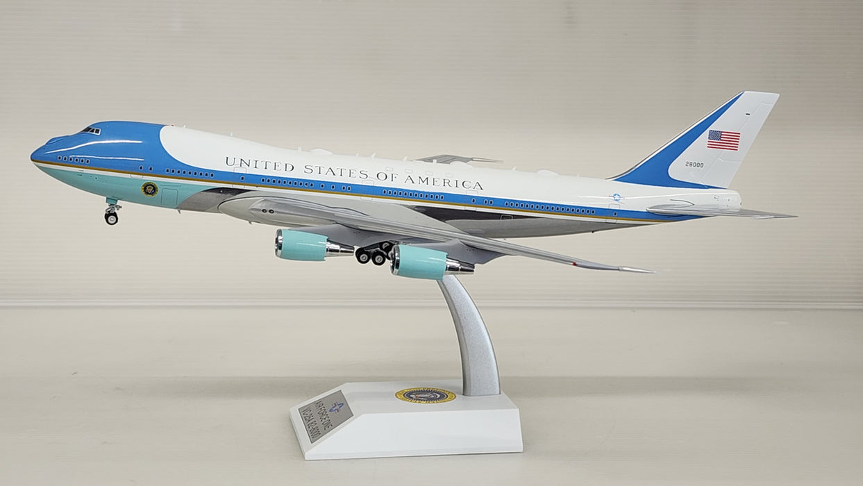 IFVC25A0222P | InFlight200 1:200 | Boeing 747-200 VC-25A USAF Air Force One 28000 polished with stand and a keyring