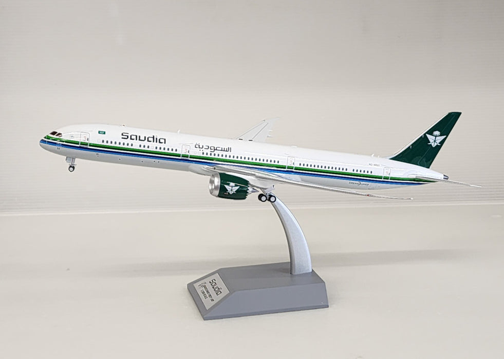 B-78X-AR32 | Blue Box 1:200 | Boeing 787-10 Saudia Arabian HZ-AR32 (with stand)