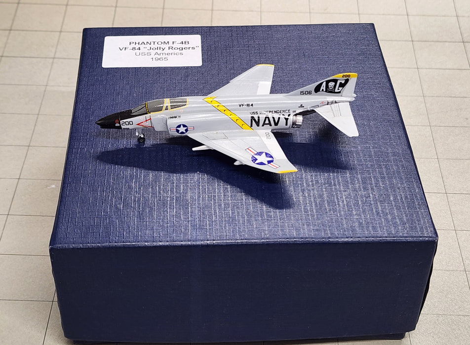 SF204 | SkyFame Models 1:200 | F-4 Phantom II US Navy, VF-84 Jolly Rogers, USS America