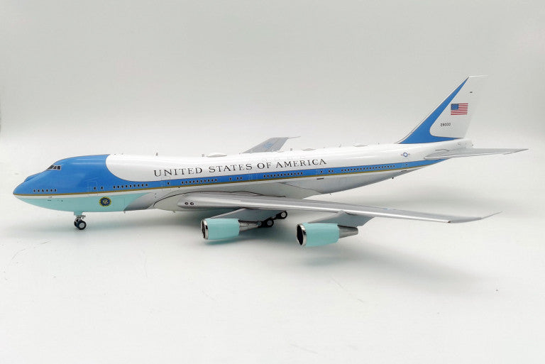 VC25A0322P | InFlight200 1:200 | Boeing 747-200 VC-25A USAF Air Force One 29000 polished with stand and a keyring