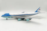 IFVC25A0222P | InFlight200 1:200 | Boeing 747-200 VC-25A USAF Air Force One 28000 polished with stand and a keyring