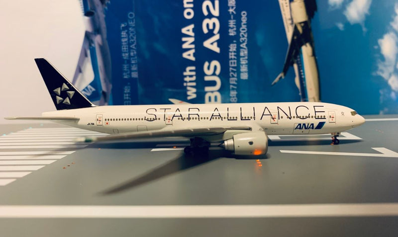 NH40002 | Hogan Wings 1:400 | Boeing 777-200, ANA (Star Alliance markings) JA711A **PRE OWNED**