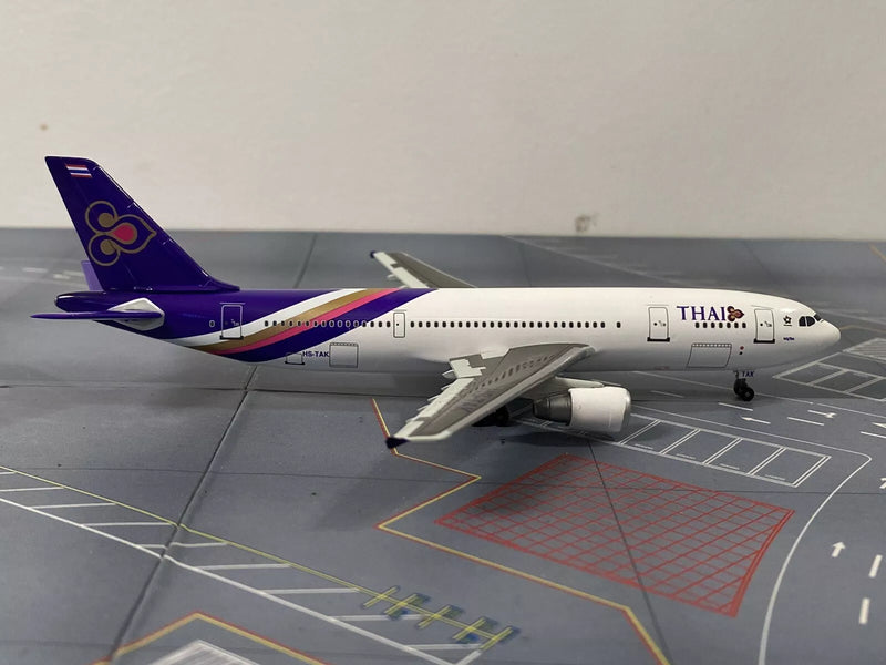 99.95 | Dragon Wings 1:400 | Airbus A300B4-622R HS-TAK & Boeing 777-3D7 HS-TKC, Thai Airways, 2005 colours with Star Alliance Logo. Set of 2 **PRE OWNED**