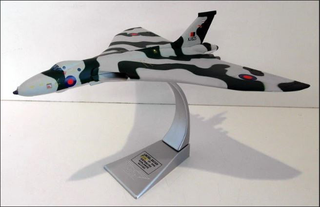 AA31203 | Corgi 1:144 | Avro Vulcan K.2 Tanker Royal Air Force XJ825, No 50 Squadron, Waddington,1982