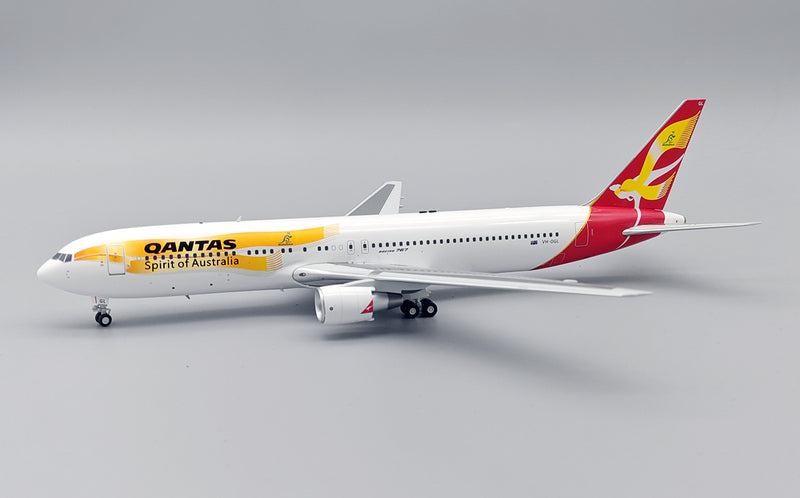 IF763QF0525 | InFlight200 1:200 | Boeing 767-338/ER Qantas VH-OGL with stand