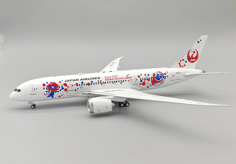 B-788-823 | Blue Box 1:200 | Boeing 787-8 JAL Japan Airlines JA823J, 'Expo 2025' (with stand)
