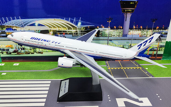 KJ-B772-127 | KJ Models 1:200 | Boeing 777-200 Boeing Houxse Colours N7771 (with stand)