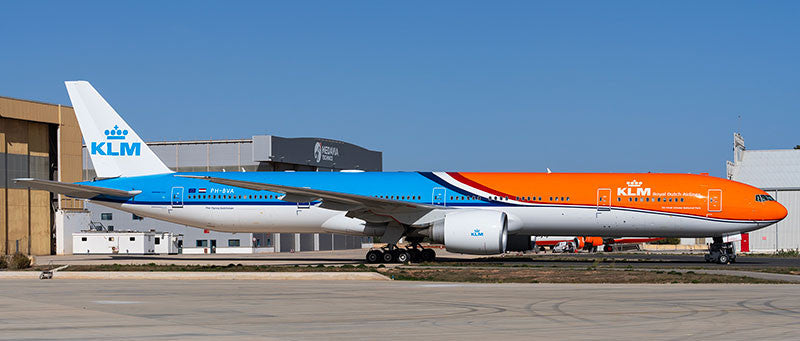 AV4212 | Aviation 400 1:400 | Boeing 777-306ER Royal Dutch Airlines PH-BVA KLM detachable gear | is due December 2023