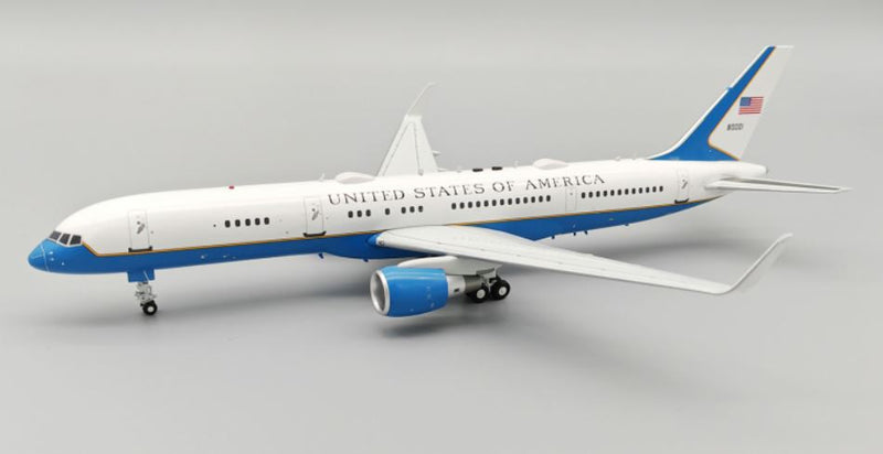 IFC32USA04 | InFlight200 1:200 | Boeing C-32A (757-2G4) USA - Air Force 98-0001 with stand