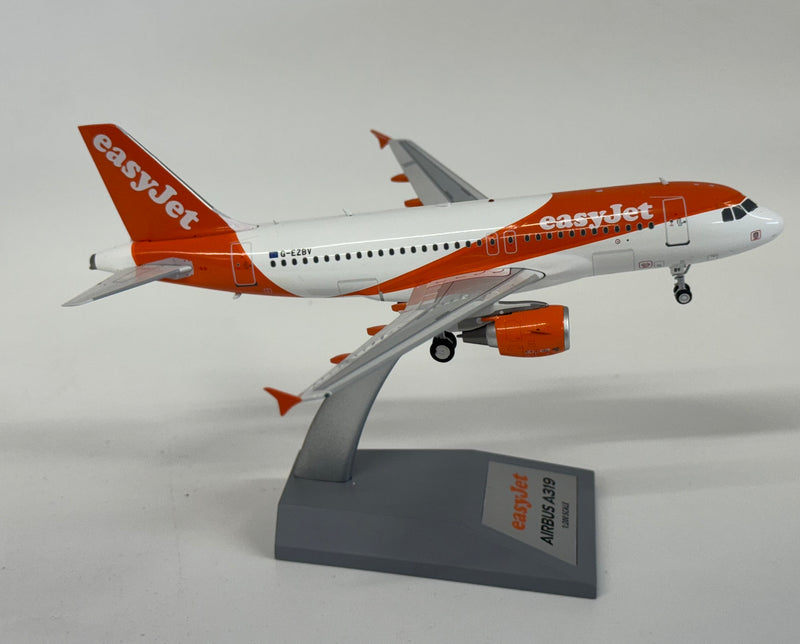 319-ZBV | Blue Box 1:200 | Airbus A319-111 EasyJet G-EZBV (with stand)