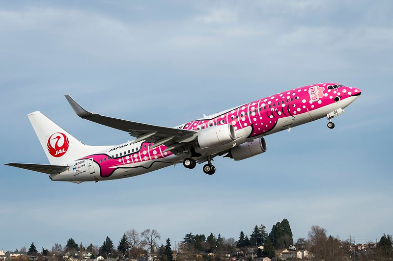 738-06RK | Blue Box 1:200 | Boeing 737-800 JAL Japan Transocean Air JA06RK, 'Sakura Jinbei Livery' (with stand)