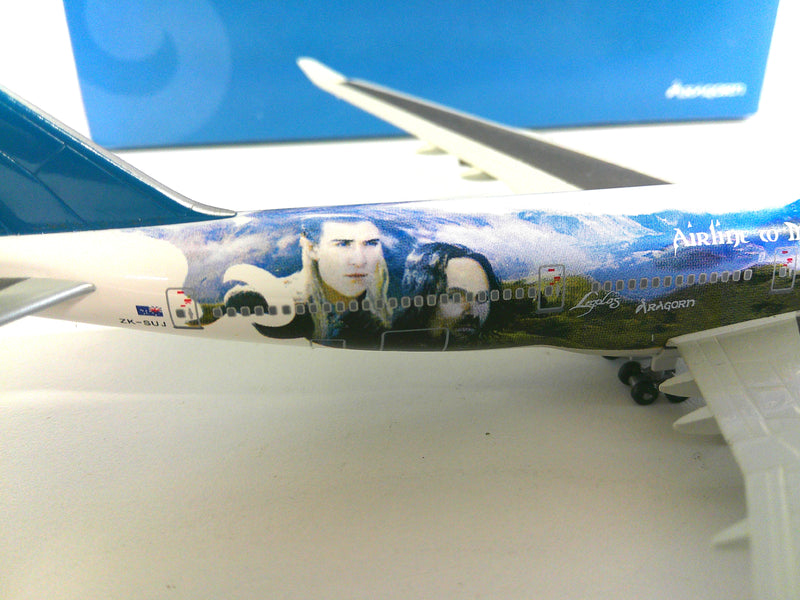 Dragon DRWZKSUJ | Wings 1:400 | Boeing 747-400 ZK-SUJ Air New Zealand "Lord of the Rings" **PRE OWNED**