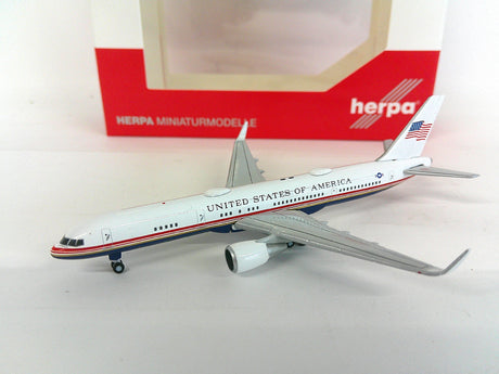 Die-cast metal Boeing C-32 model aircraft from Herpa Wings in 1:500 scale.
