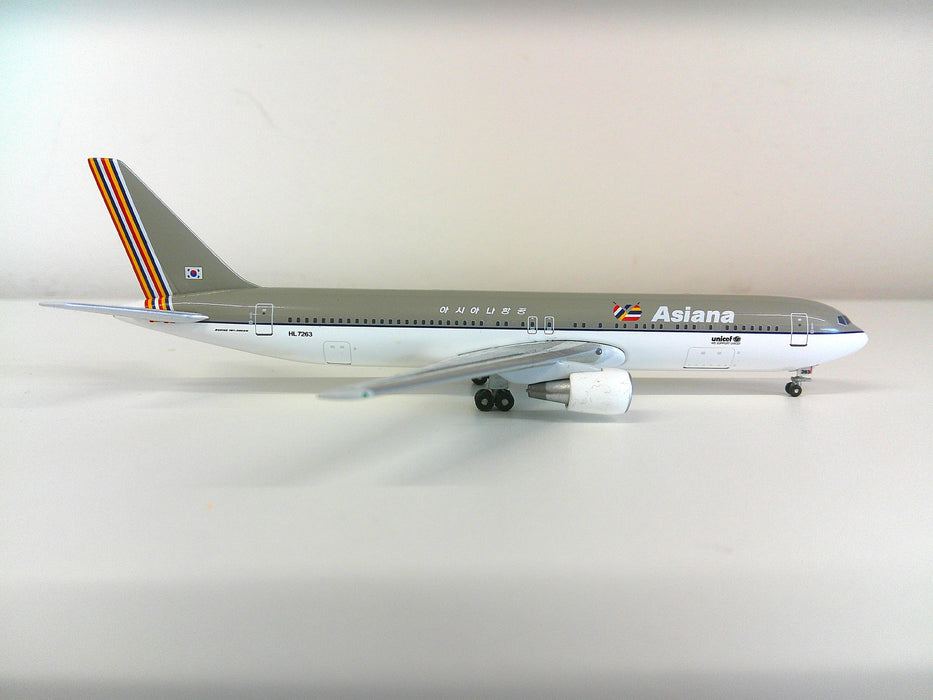 AC18112 | Aeroclassics 1:400 | Boeing 767-38E, Asiana HL7263 **PRE OWNED**