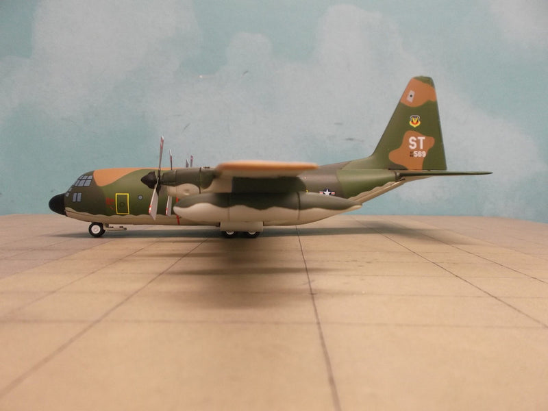 48406 | Corgi Military 1:144 | Lockheed C130A Hercules, USAF Vietnam Camouflage '56-0489' **PRE OWNED**