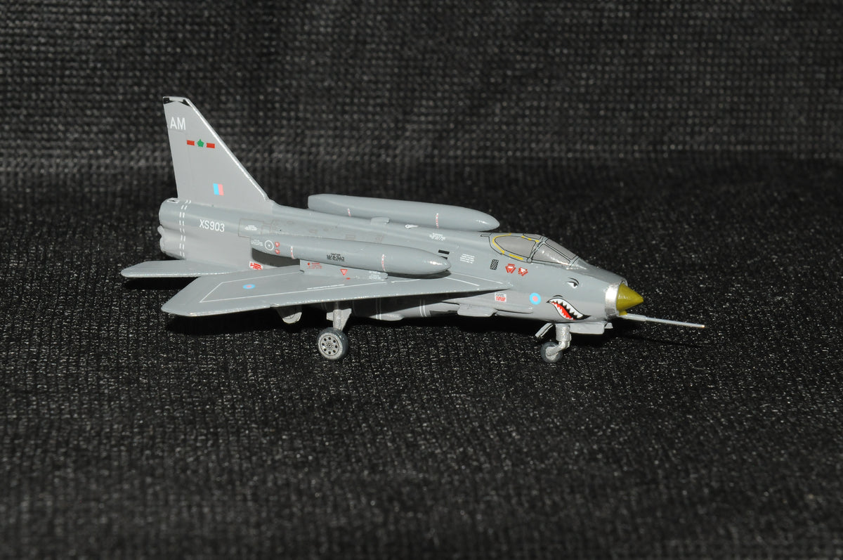SF089 | SkyFame Models 1:200 | English Electric Lightning F.6 Grey XS903/AM (with over wing fuel tanks)