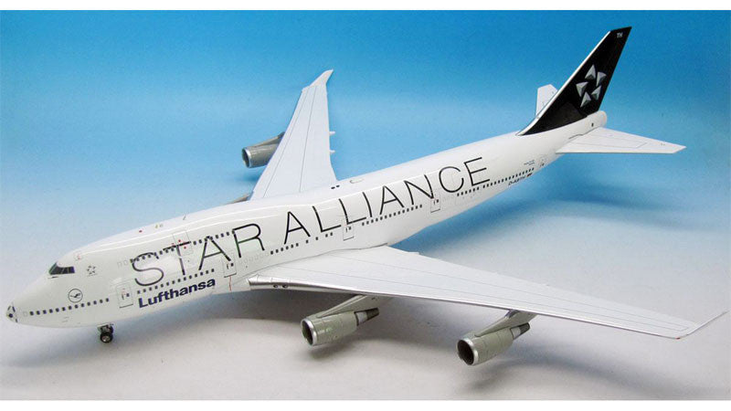WB-SAFOOTBALL | Blue Box 1:200 | Boeing 747-400 Lufthansa D-ABTH, 'Football Nose' (Star Alliance) [white box]