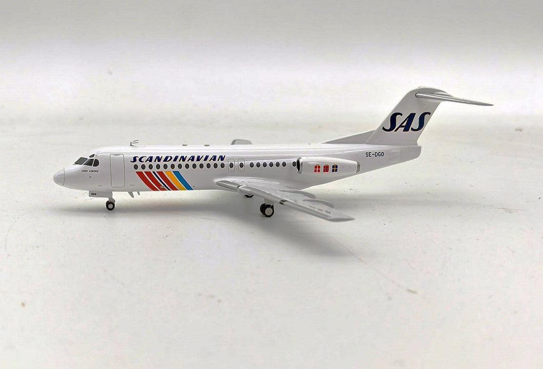 IFF28SK0720 | InFlight200 1:200 | Fokker F-28-4000 Fellowship SAS SE-DGO (with stand)