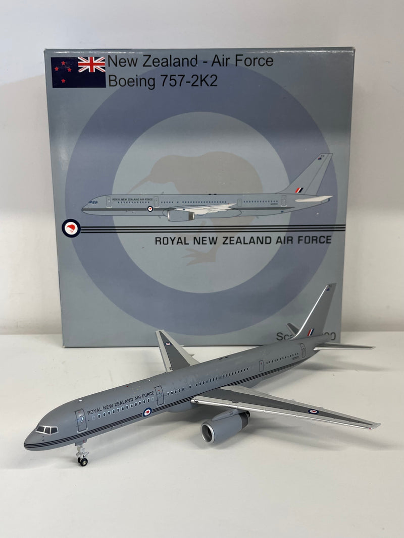 JCNZ7572 | JC Wings 1:200 | Boeing 757-2K2 Royal New Zealand Air Force Reg: NZ7572 **PRE-OWNED**