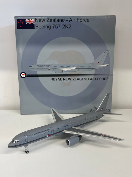 JCNZ7572 | JC Wings 1:200 | Boeing 757-2K2 Royal New Zealand Air Force Reg: NZ7572 **PRE-OWNED**